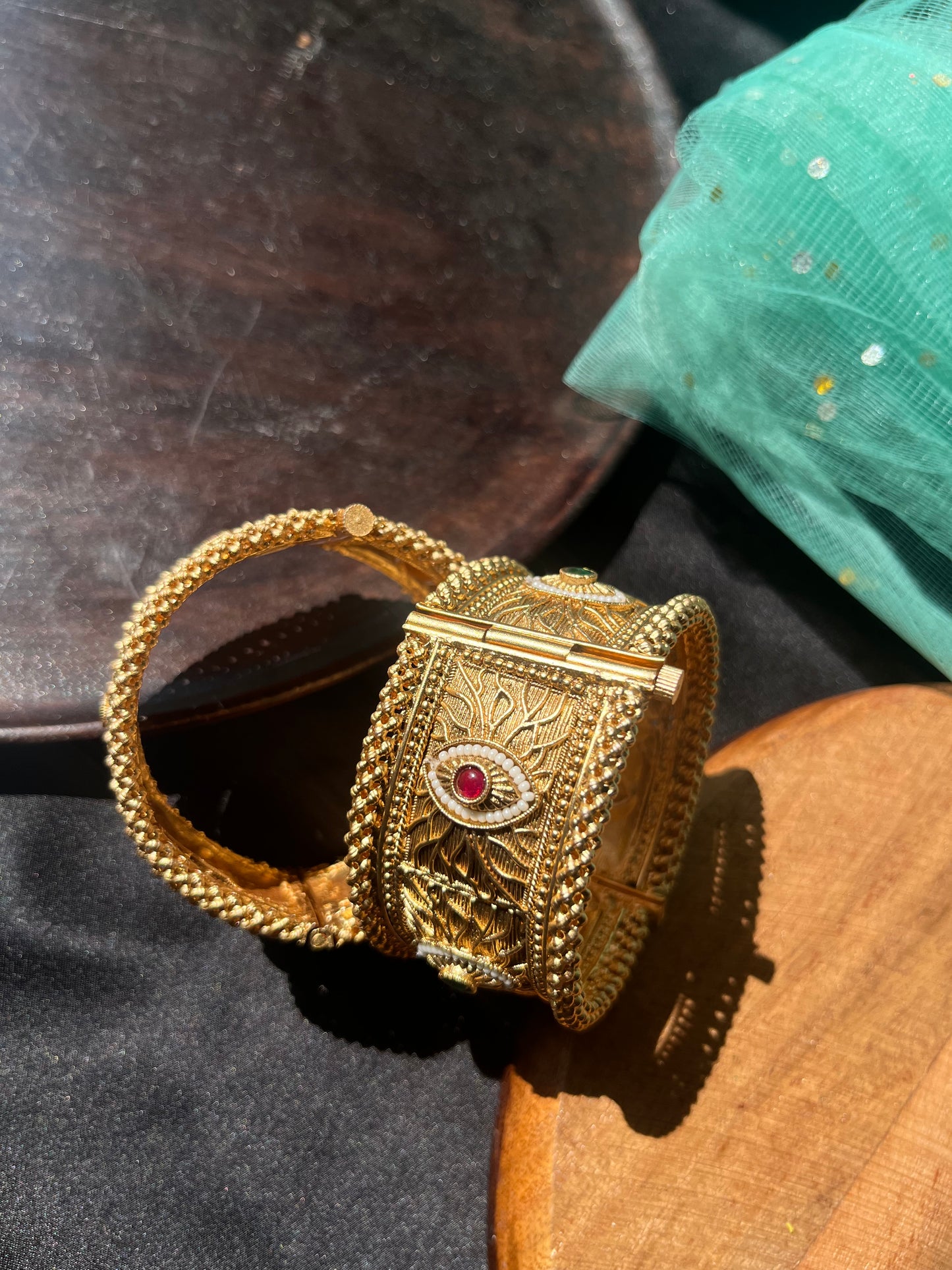 Nazrana Rajwadi gold kada